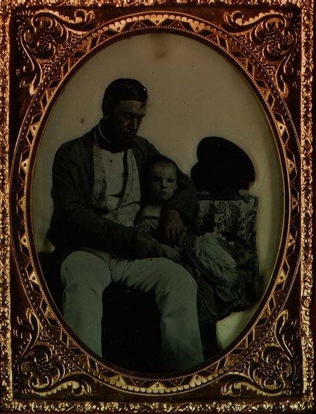 Vader en kind, ca. 1850 door English Photographer