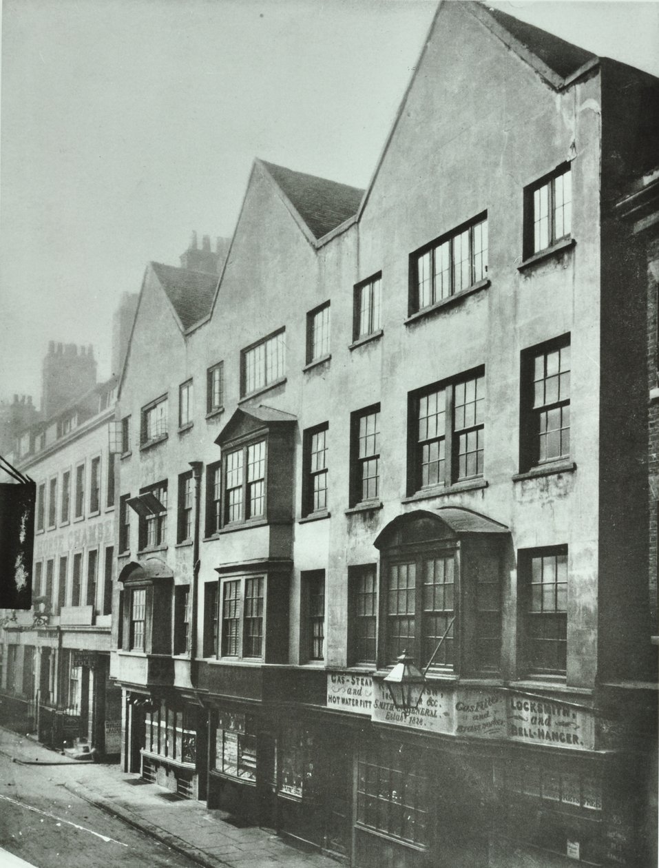 Fetter Lane, achterkant van Barnards Inn, City of London, 1879 door English Photographer