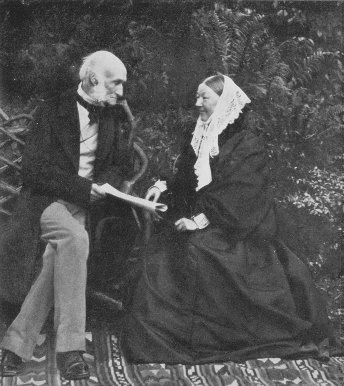 Florence Nightingale en Sir Harry Verney op het gazon bij Claydon House, 1889 door English Photographer