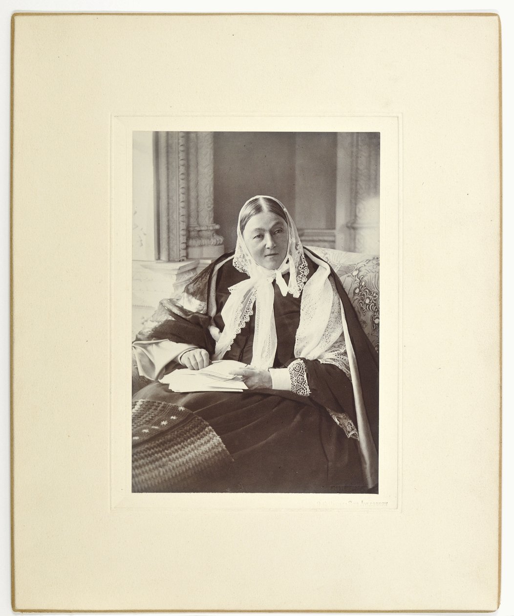 Florence Nightingale, zittend op een bank in de Blauwe Kamer in Claydon House, 1891 door English Photographer
