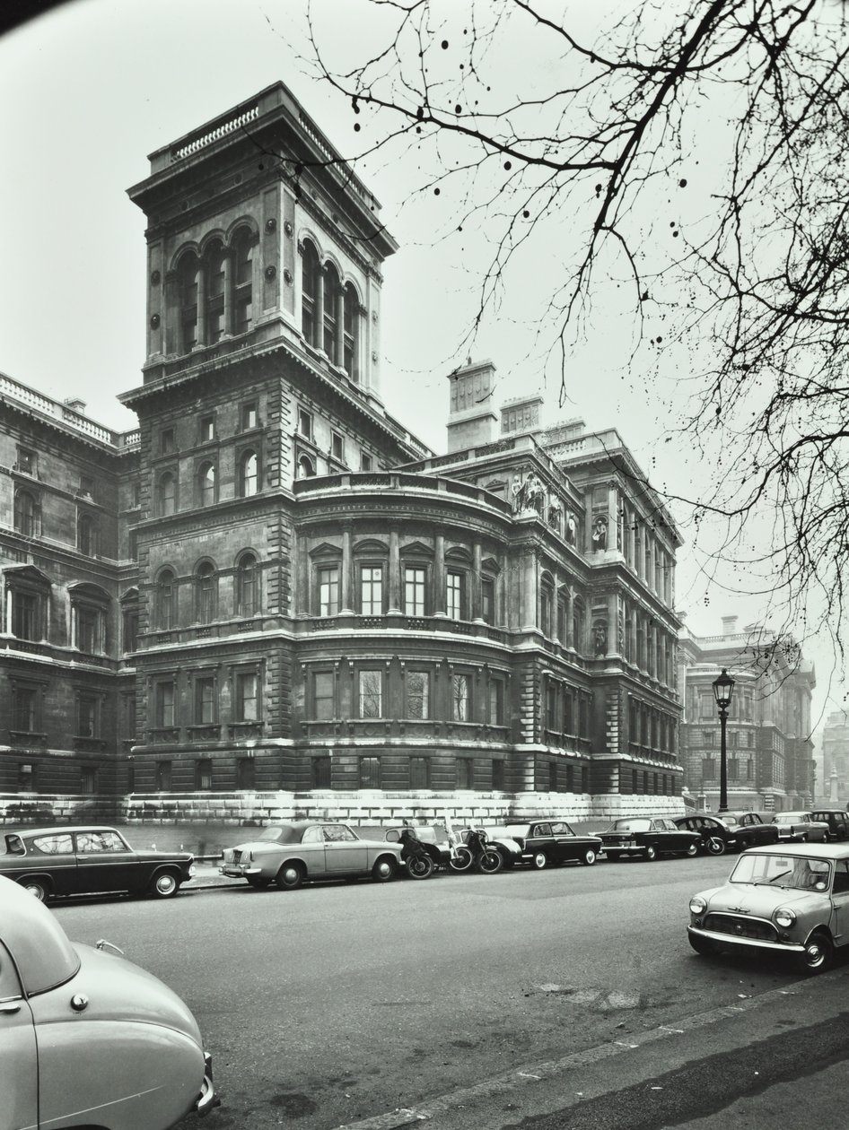 Ministerie van Buitenlandse Zaken, Whitehall, Westminster LB: gevel naar Saint Jamess Park, 1896 door English Photographer