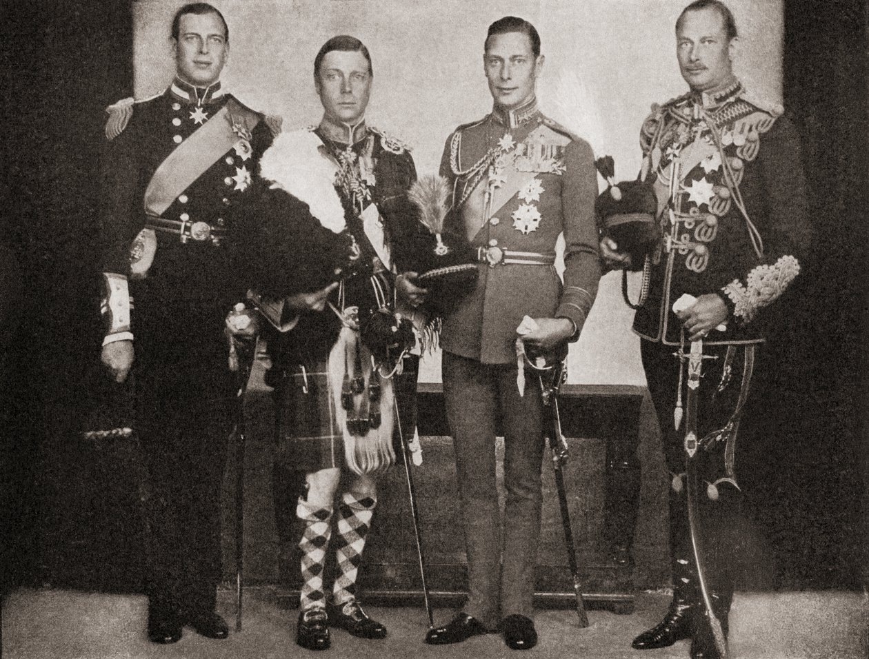 Vier van de vijf zonen van Koning George V, van links naar rechts, Prins George, Hertog van Kent, Koning Edward VIII, later Hertog van Windsor, Prins Albert, Hertog van York, later Koning George VI, Prins Henry, Hertog door English Photographer