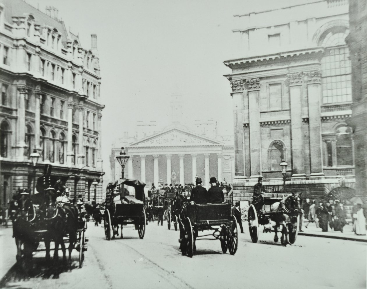 Van Queen Victoria Street naar Mansion House Street met Royal Exchange, City of London, 1895 door English Photographer
