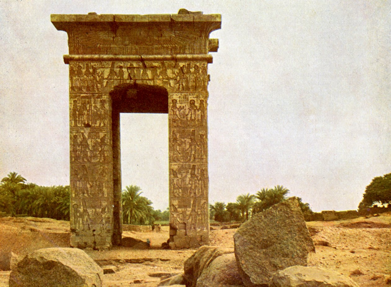 Poort van Ptolemaeus II bij Karnak door English Photographer