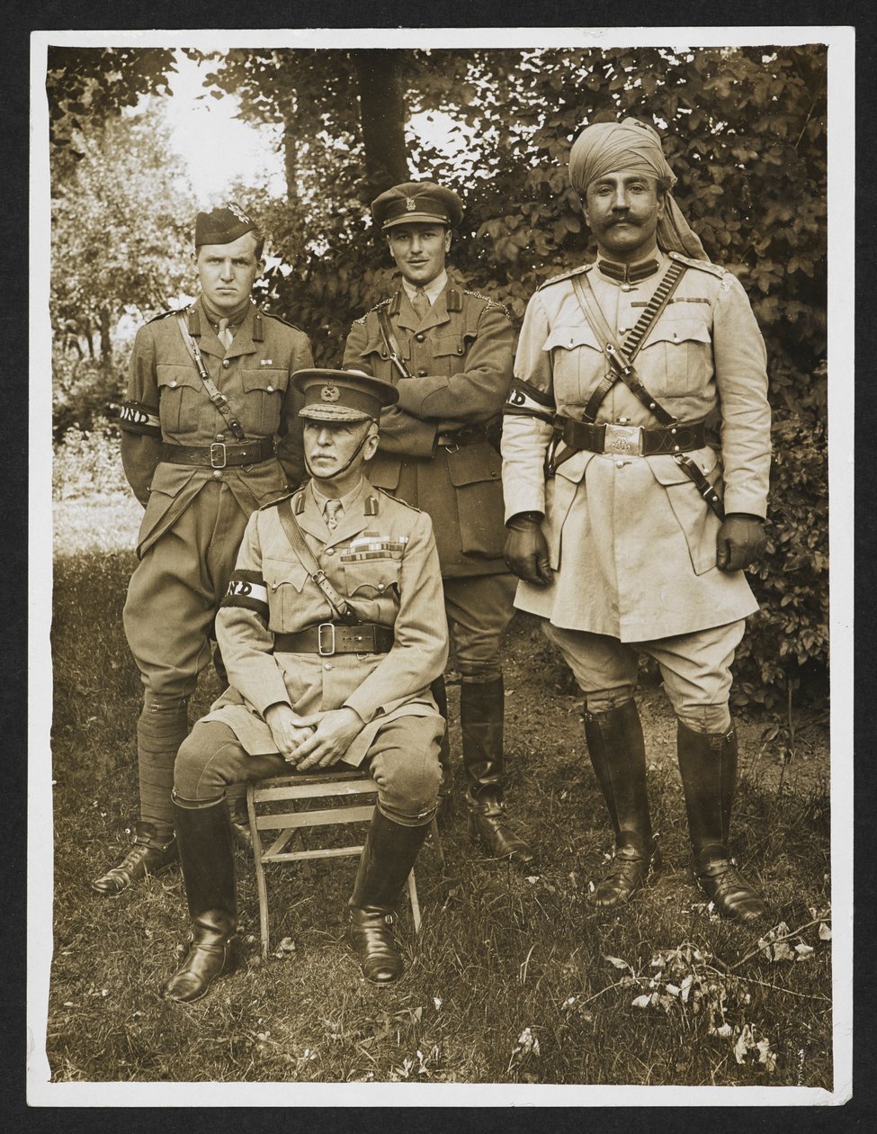 Gen. Sir James Willcocks en zijn persoonlijke staf in de tuin bij zijn hoofdkwartier [Merville, Frankrijk]. 31 juli 1915 door English Photographer