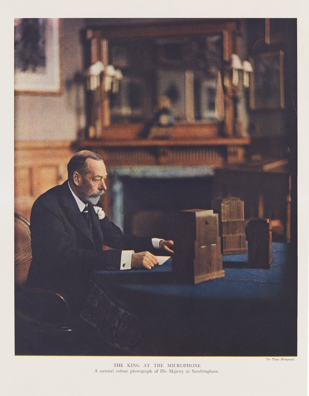 George V zendt zijn kerstboodschap uit aan het Britse Gemenebest en Rijk door English Photographer