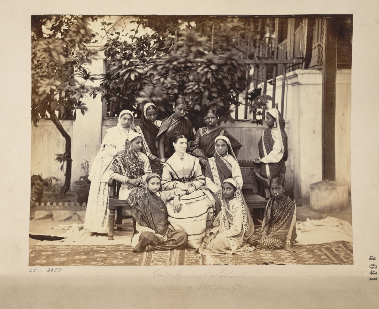 Groep van meesteres en leerlingen van de Government Normal School, Bombay door English Photographer