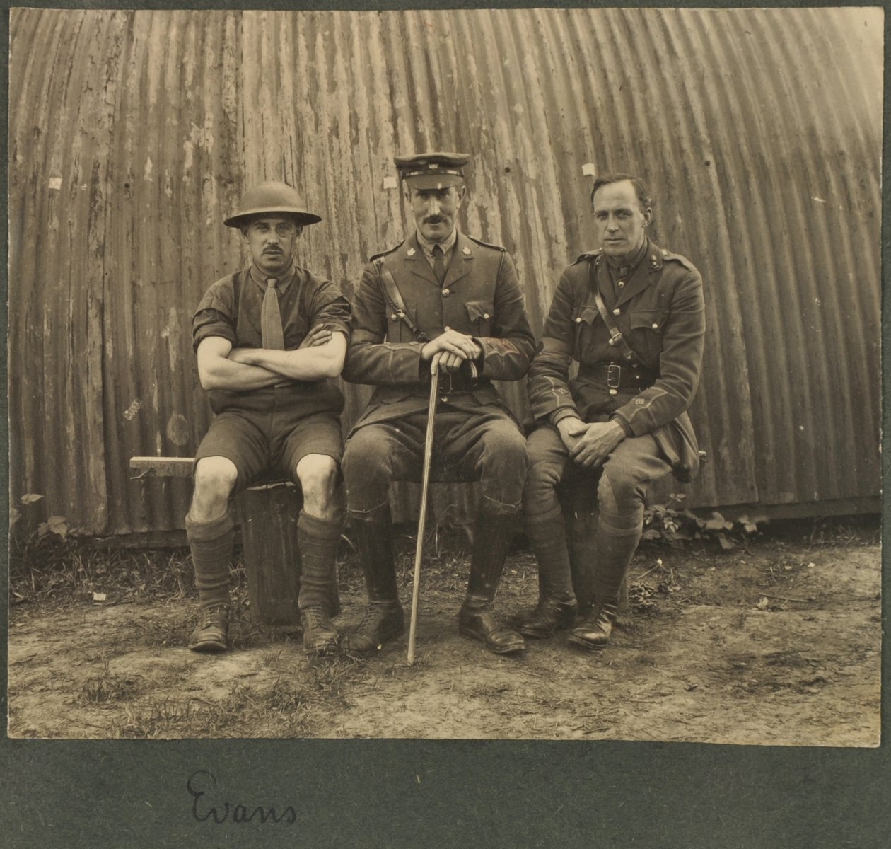 Groep van drie soldaten buiten een Nissan-hut, ca. 1914-18 door English Photographer