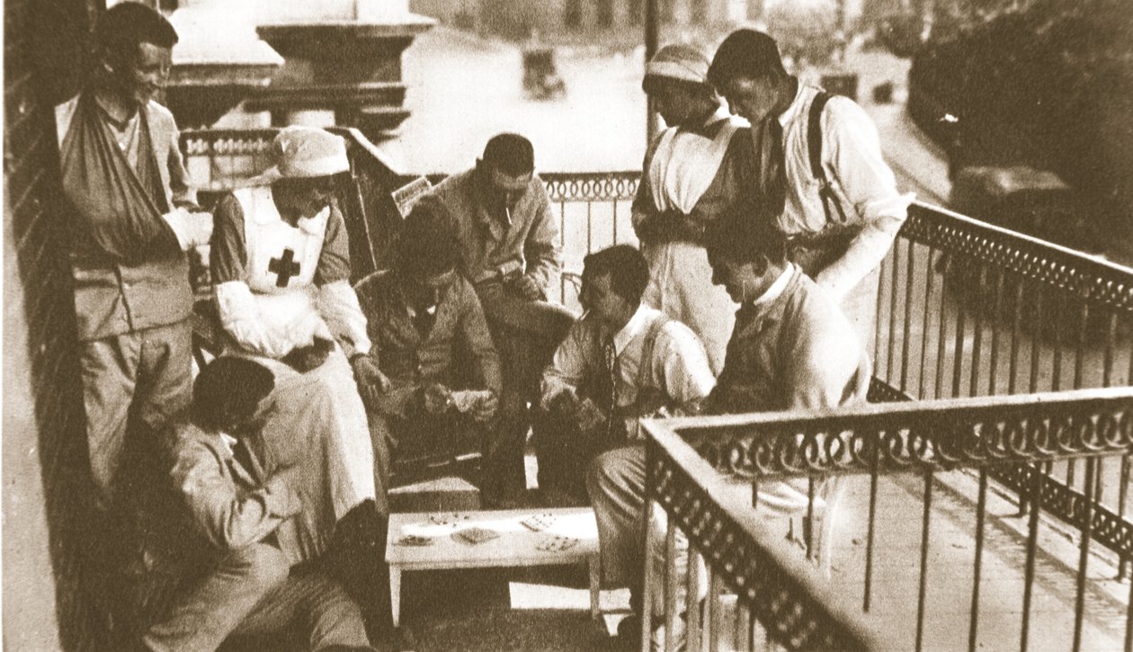 Gelukkige, gelukkige gewonde man! Mannen die hun deel hebben gedaan genieten van heldenverering, uit The Illustrated War News, 21 juni 1916 door English Photographer