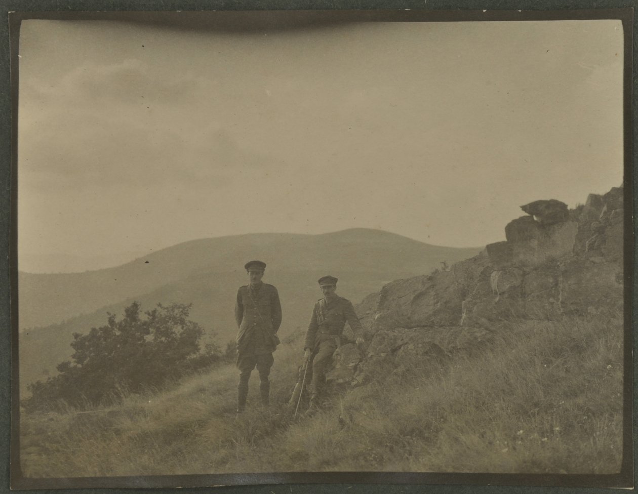 Harold Roper Robinson en William Lawrence Bragg, Vogezen, herfst 1915 door English Photographer