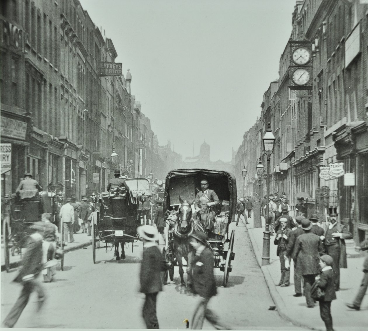Hatton Garden: kijkend naar het noorden vanaf Holborn Circus, Londen, 1895 door English Photographer