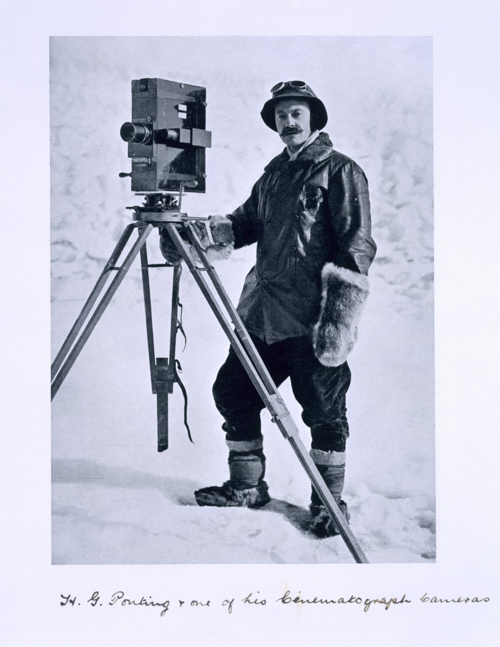 Herbert Ponting (1870-1935) met een cinematografische camera op de Terra Nova-expeditie (1910-13) naar de Zuidpool onder leiding van Kapitein Scott, 1910-12 door English Photographer