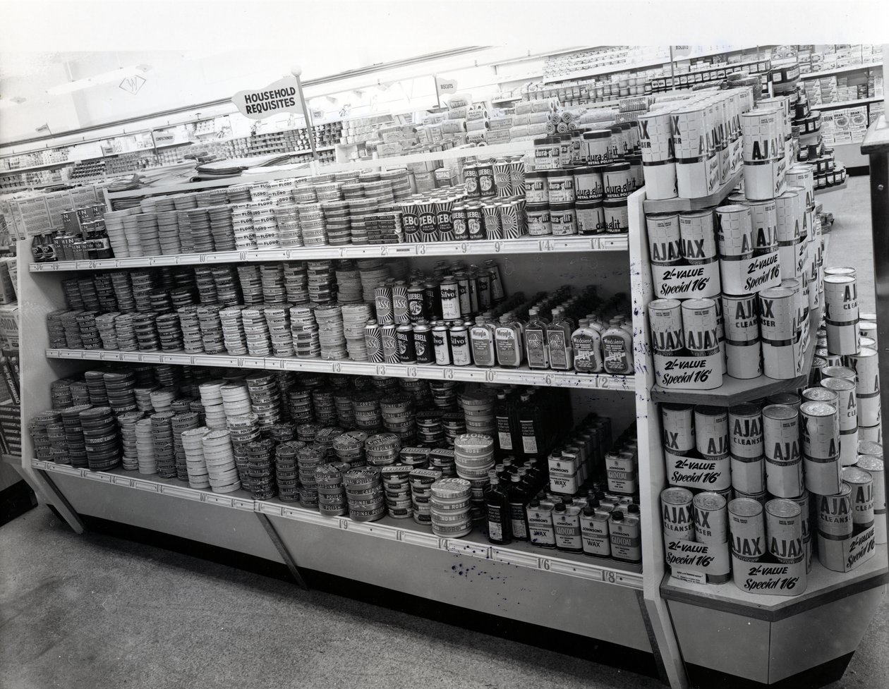 Gang met huishoudelijke benodigdheden, Woolworths winkel, 1956 door English Photographer