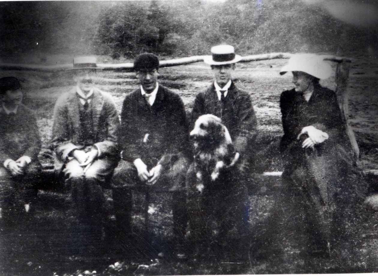 James en Lytton Strachey met Thoby, Adrian en Virginia Stephen in Fritham, Hampshire, 1901 door English Photographer