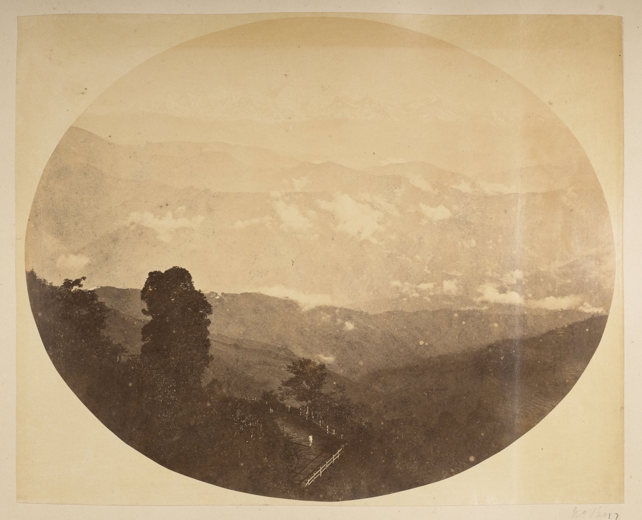 Kinchinjunga vanaf de heuvel bij het Stadhuis, [Darjeeling]. 1870