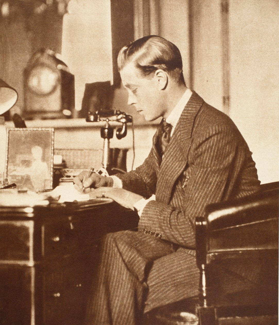 Koning Edward VIII aan zijn bureau in St. James