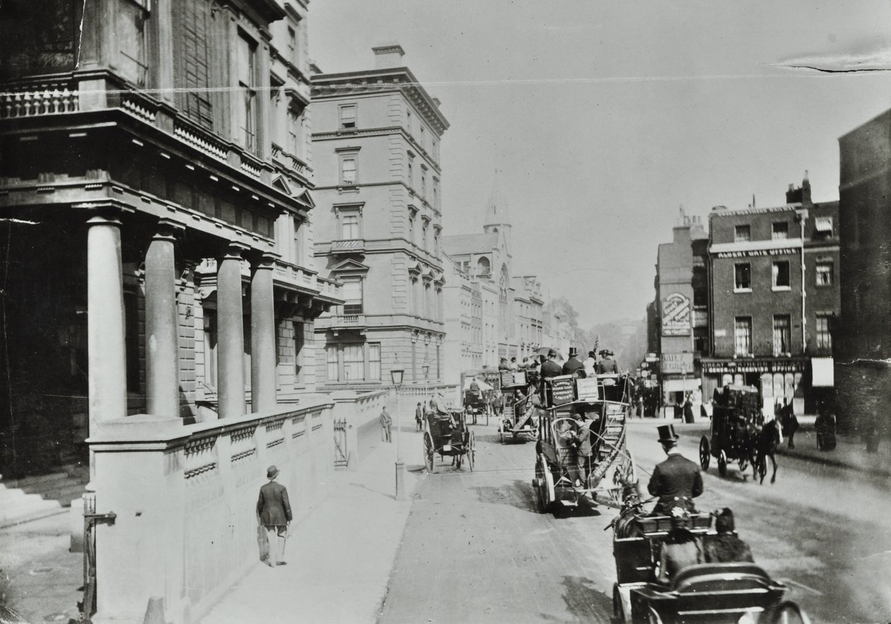 Knightsbridge, Westminster: oostwaarts bij Albert Gate, 1890 door English Photographer
