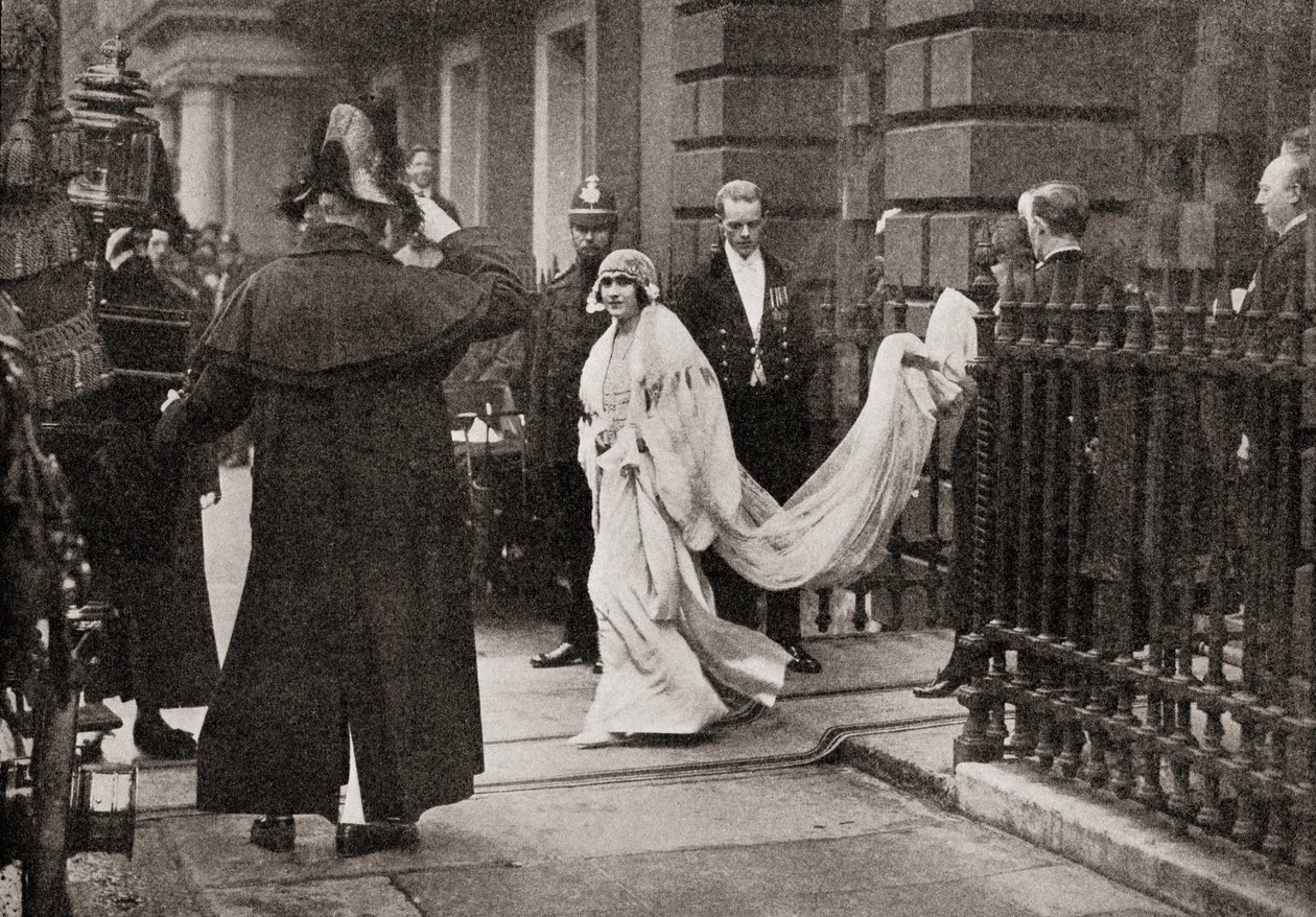 Lady Elizabeth Bowes Lyon op weg naar haar huwelijk op 26 april 1923, met H.K.H. De Hertog van York, later Koning George VI, uit Het Verhaal van Vijfentwintig Jaar, gepubliceerd 1935 door English Photographer