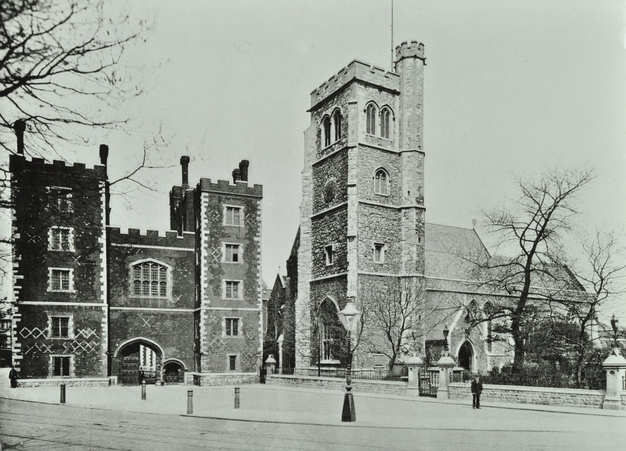 Lambeth PalaceSaint Marys Church, Lambeth Palace Road: poort en Saint Marys Church, 1890 door English Photographer