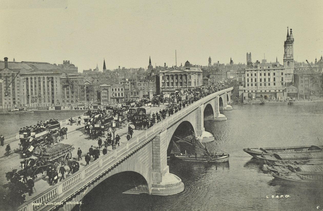 Londen Brug: paard-en-wagen omnibussen en kar, evenals voetgangers, steken de brug over, 1895 door English Photographer