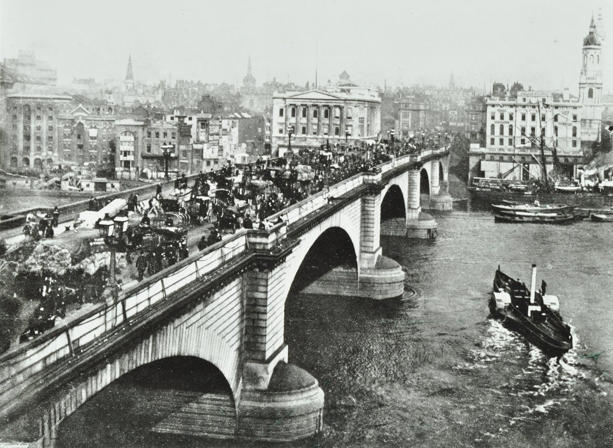 Londen Brug: paard-en-wagen verkeer op de brug, 1895 door English Photographer