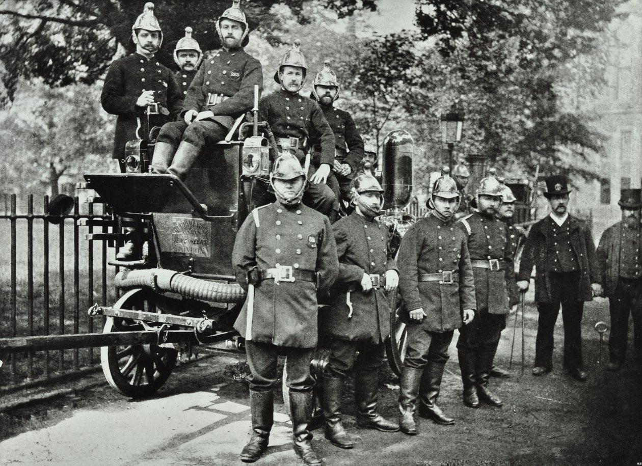London Fire Brigade: groep brandweermannen, met motor en turncocks, 1895 door English Photographer