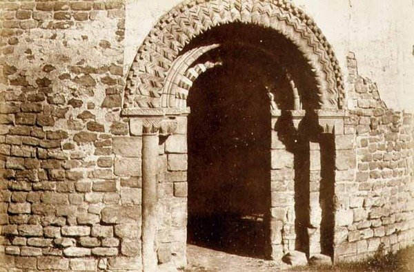 Ludlow Castle: de ronde kerkdeur, ca. 1852-3 door English Photographer