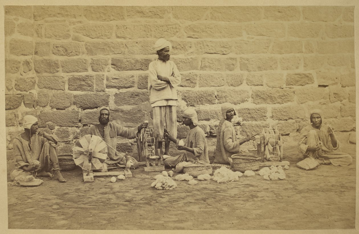 Mannelijke gevangenen die katoen op spinnewielen winden in de gevangenis van Karachi. c. 1873 door English Photographer
