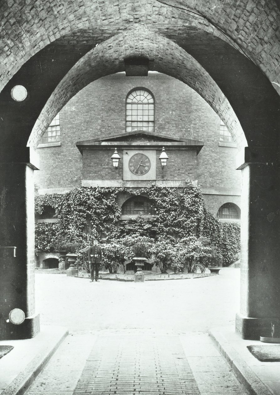 Millbank Prison: kapel door boog, 1885 door English Photographer