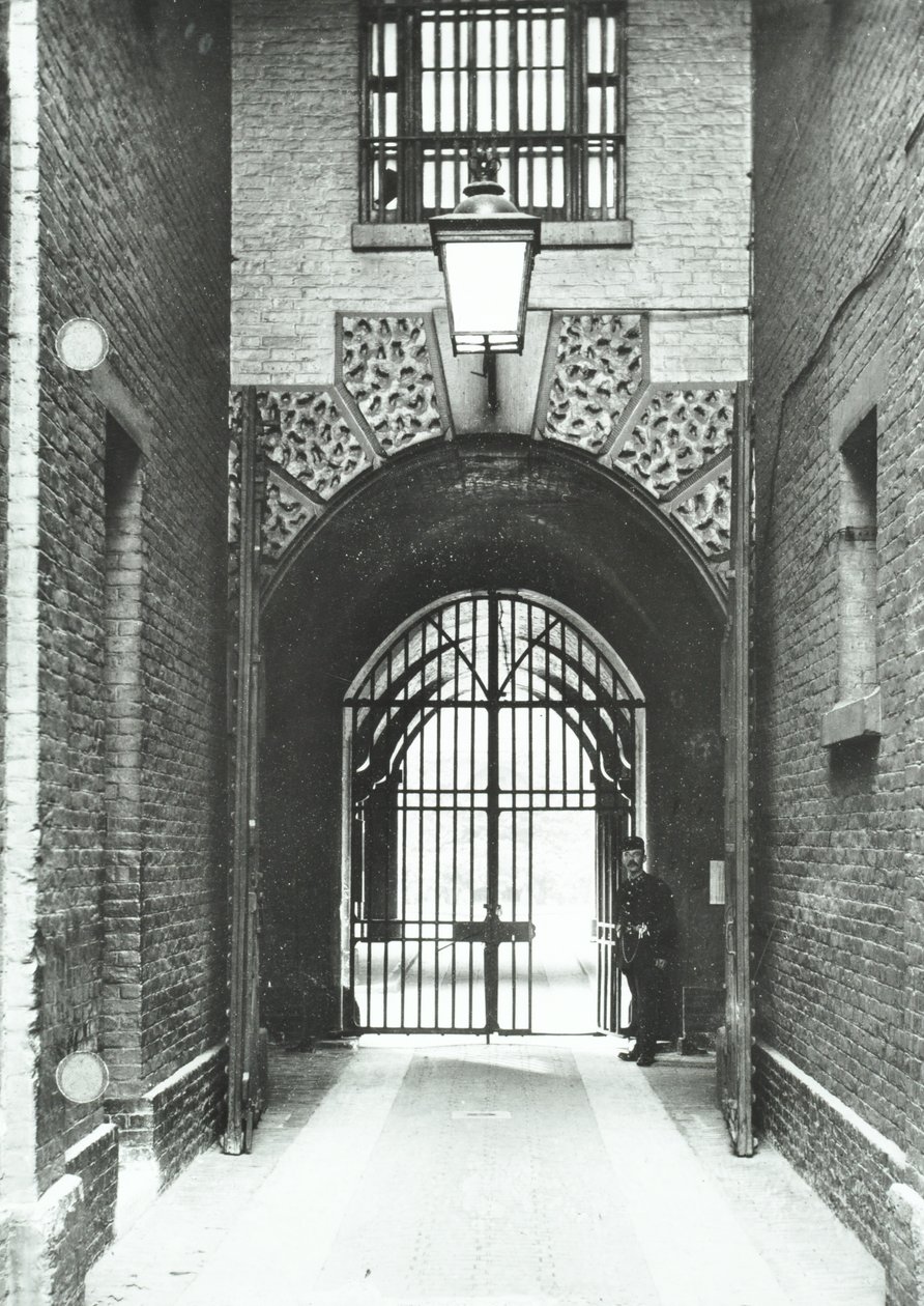 Millbank Prison: hoofdgang, Warden Barnard in deuropening, 1885 door English Photographer
