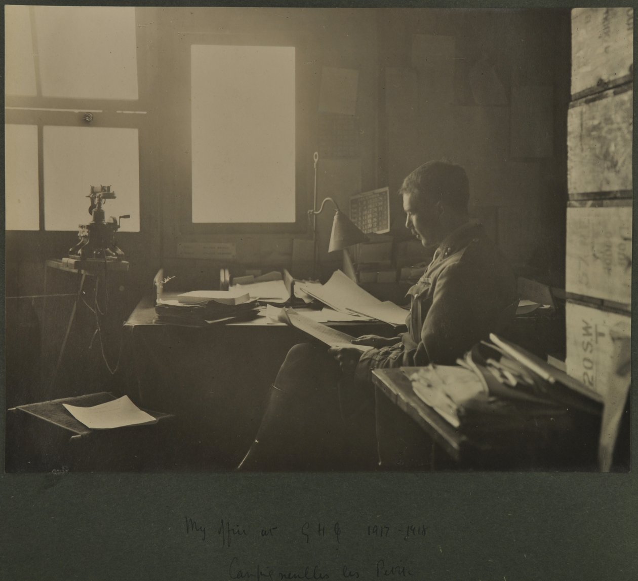 Mijn kantoor bij GHQ, 1917-18 door English Photographer