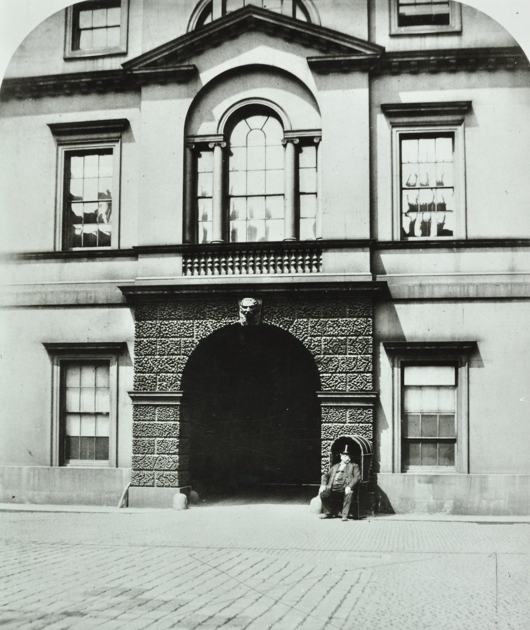 Northumberland House, Charing Cross, Westminster: binnenplaats, 1880 door English Photographer