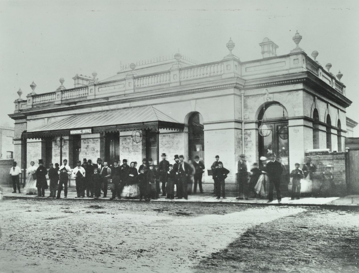 Notting Hill Gate Station: exterieur van de Metropolitan Railway, 1868 door English Photographer