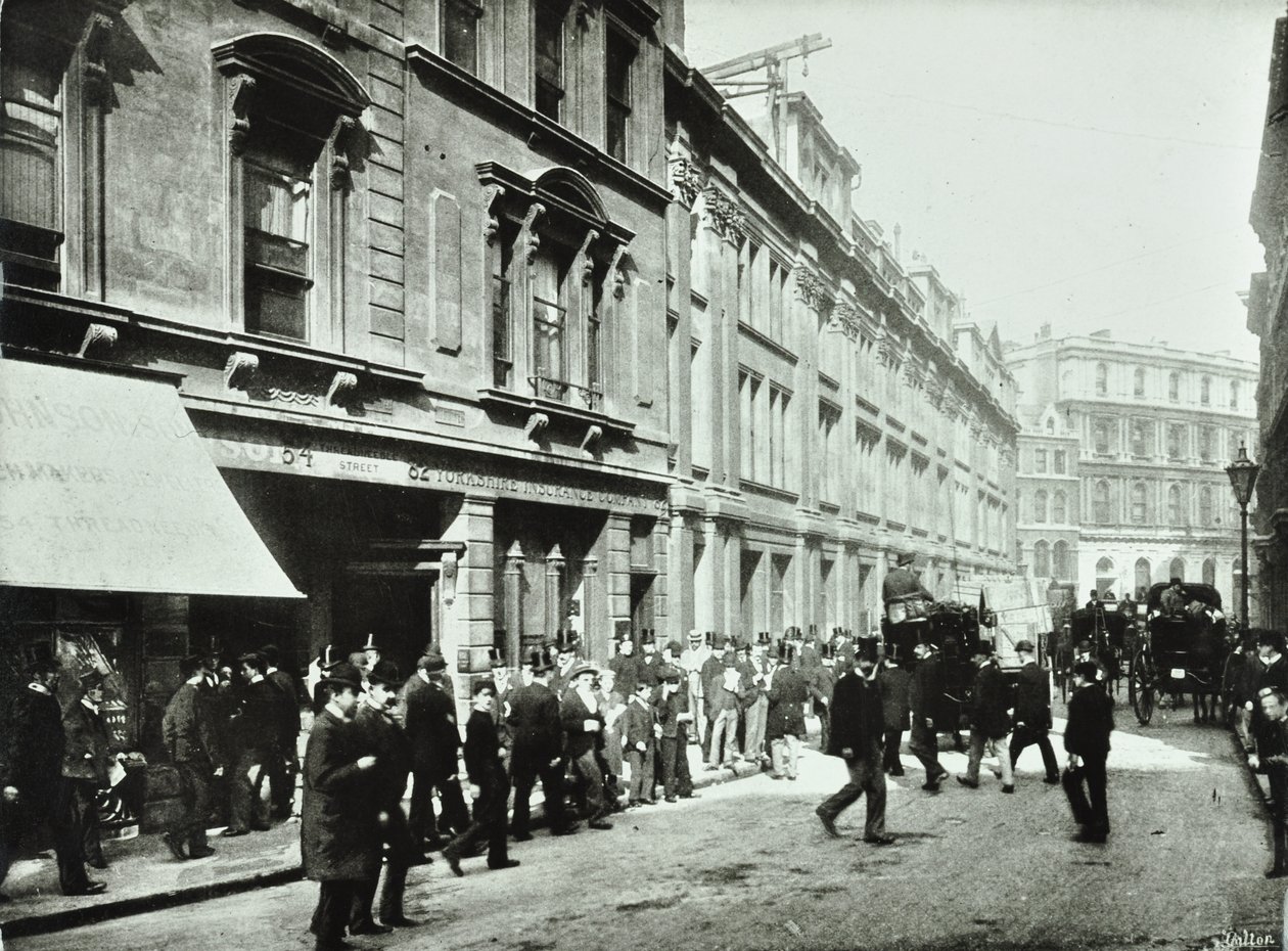 Old Broad Street, ingang van de Beurs, City of London, 1890 door English Photographer