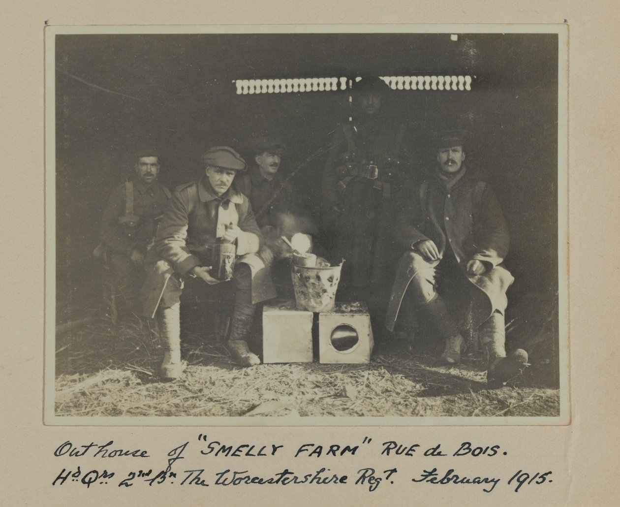 Bijgebouw van SMELLY FARM Rue de Bois. Hd. Qrs. 2e Bn Het Worcestershire Regt. Februari 1915 door English Photographer