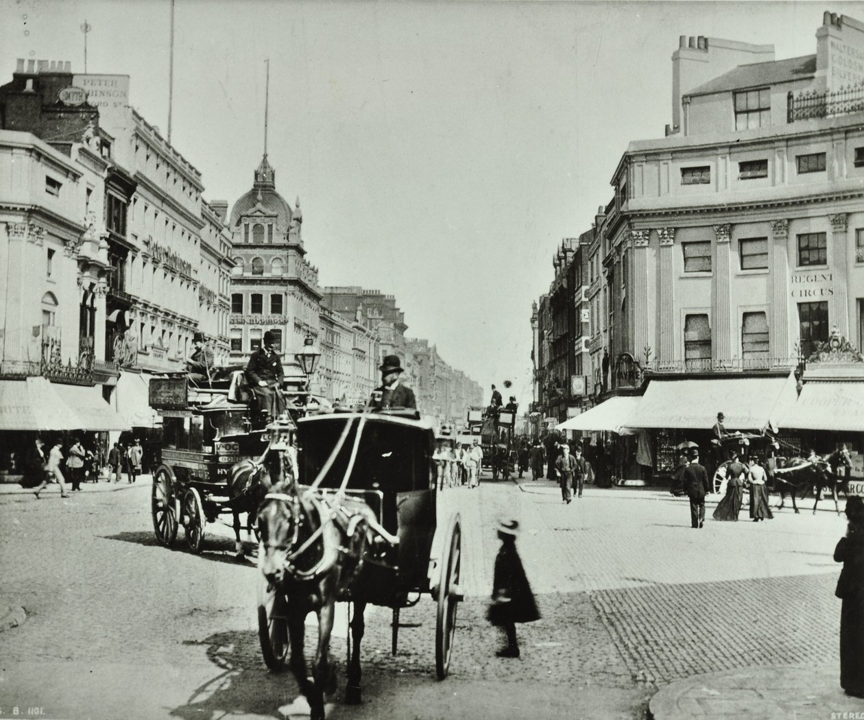 Oxford Circus, Westminster LB: kijkend naar het oosten, 1890 door English Photographer