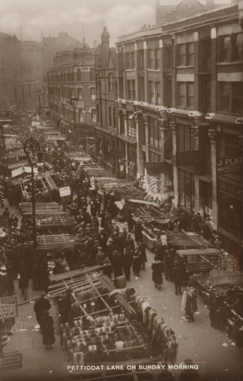 Petticoat Lane, Londen, op zondagochtend (z/w foto) door English Photographer