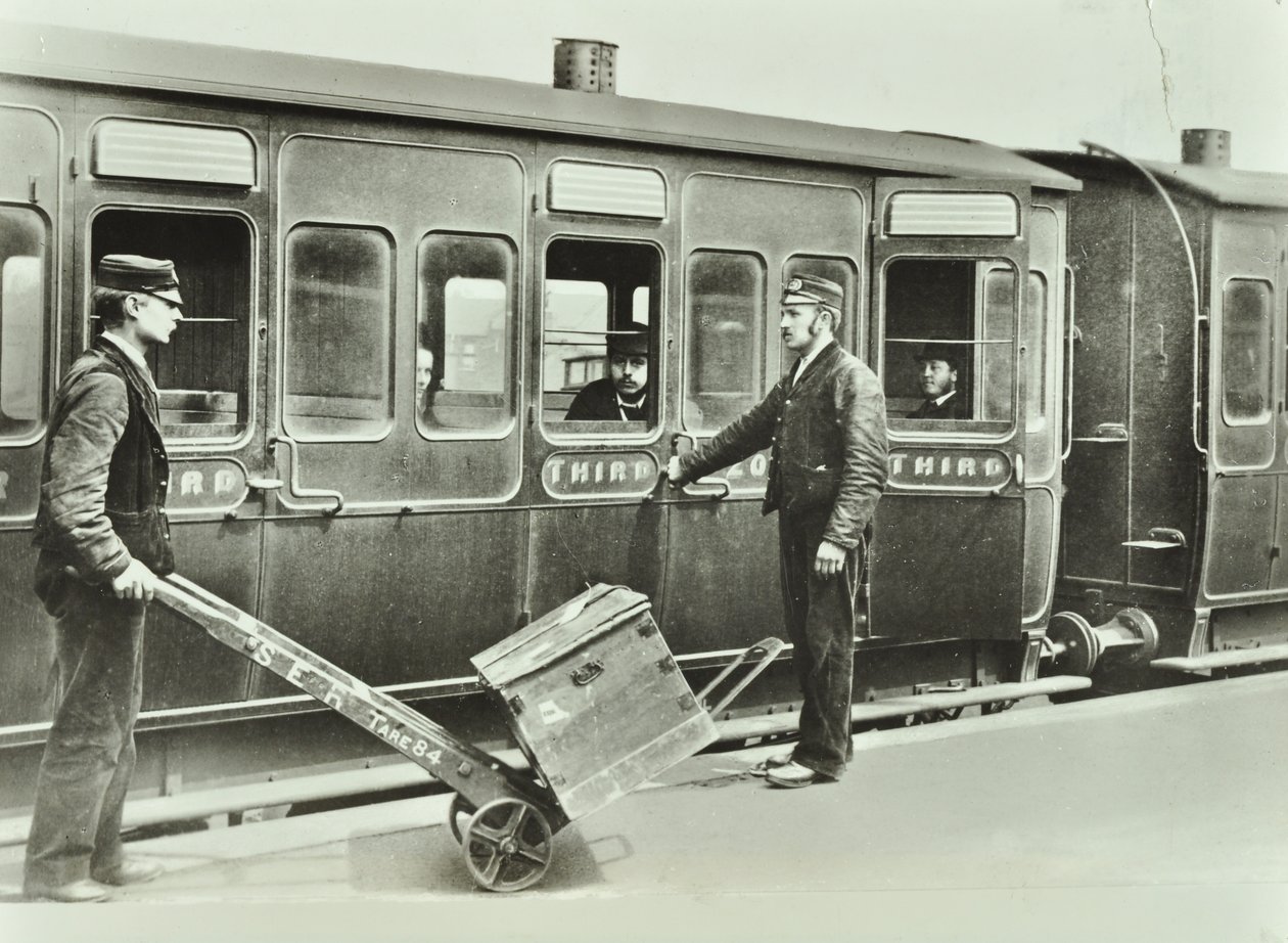 Perronportiers op een treinstation, 1885 door English Photographer