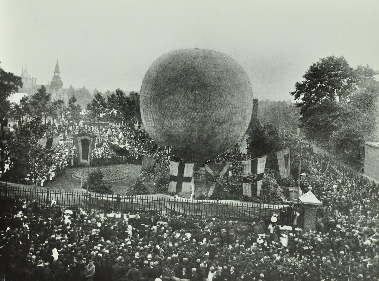 Poplar Recreation Ground: menigte kijkt naar een heteluchtballon, 1892 door English Photographer