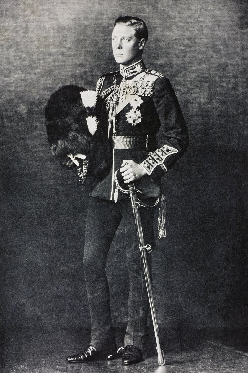 Portret van Edward, Prins van Wales, in zijn uniform als kolonel van de Welsh Guards door English Photographer