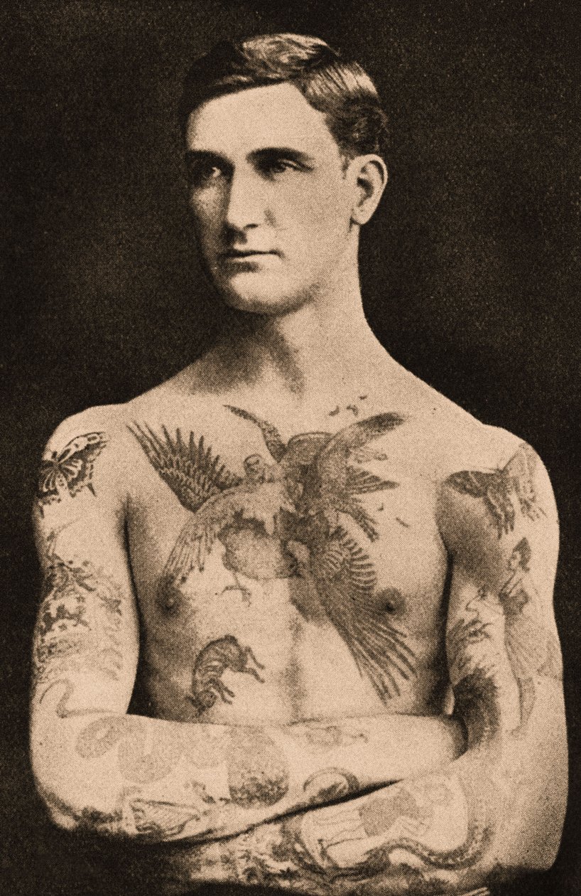 Portret van een man getatoeëerd door Sutherland MacDonald door English Photographer