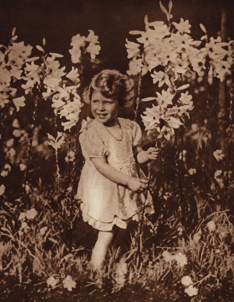 Prinses Elizabeth in de tuin door English Photographer