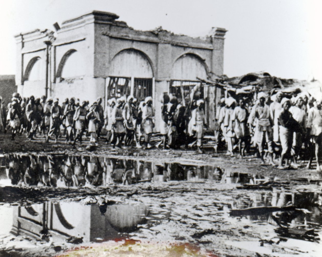 Gevangenen passeren de Mihrab, het Gebedshuis van de Khalifa, 1898 door English Photographer