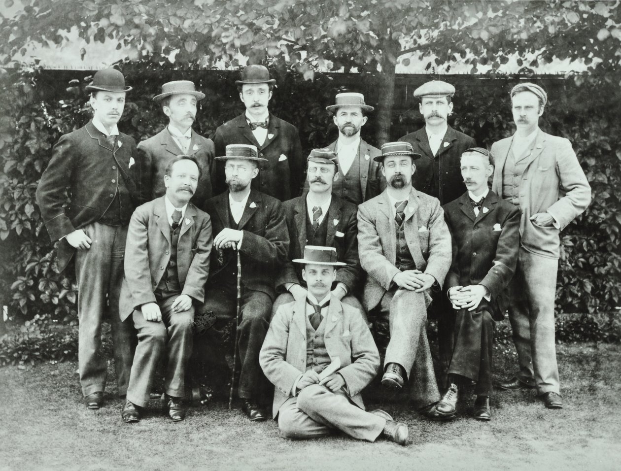 Rosendale Road School: groepen leraren, 1897 door English Photographer