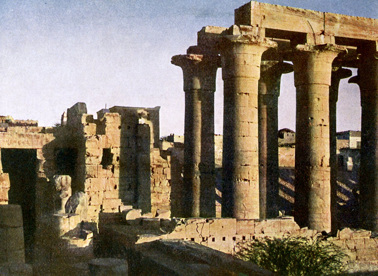 Ruïnes van portiek bij de Tempel van Luxor, Egypte door English Photographer