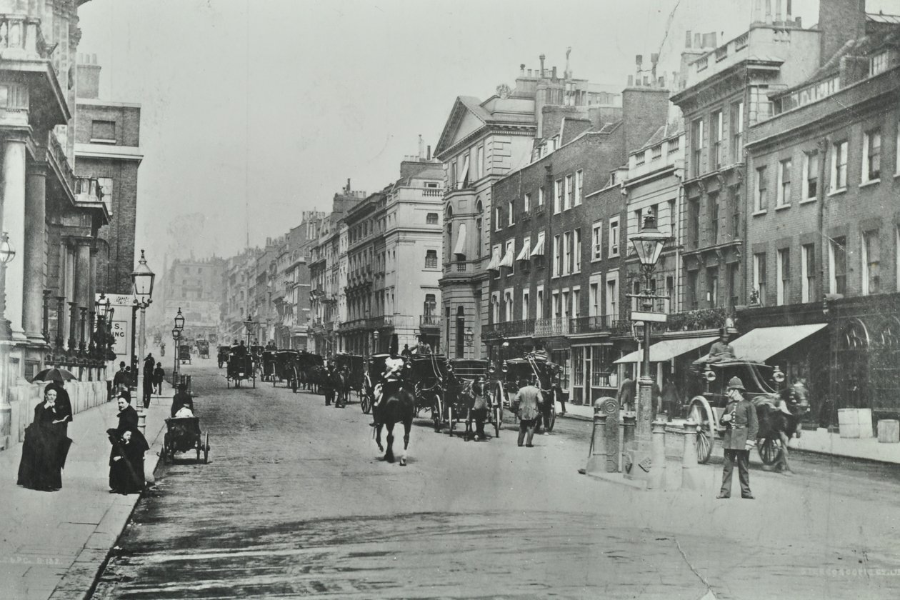 Saint Jamess Street, Westminster: noordwaarts vanaf Pall Mall, 1895 door English Photographer