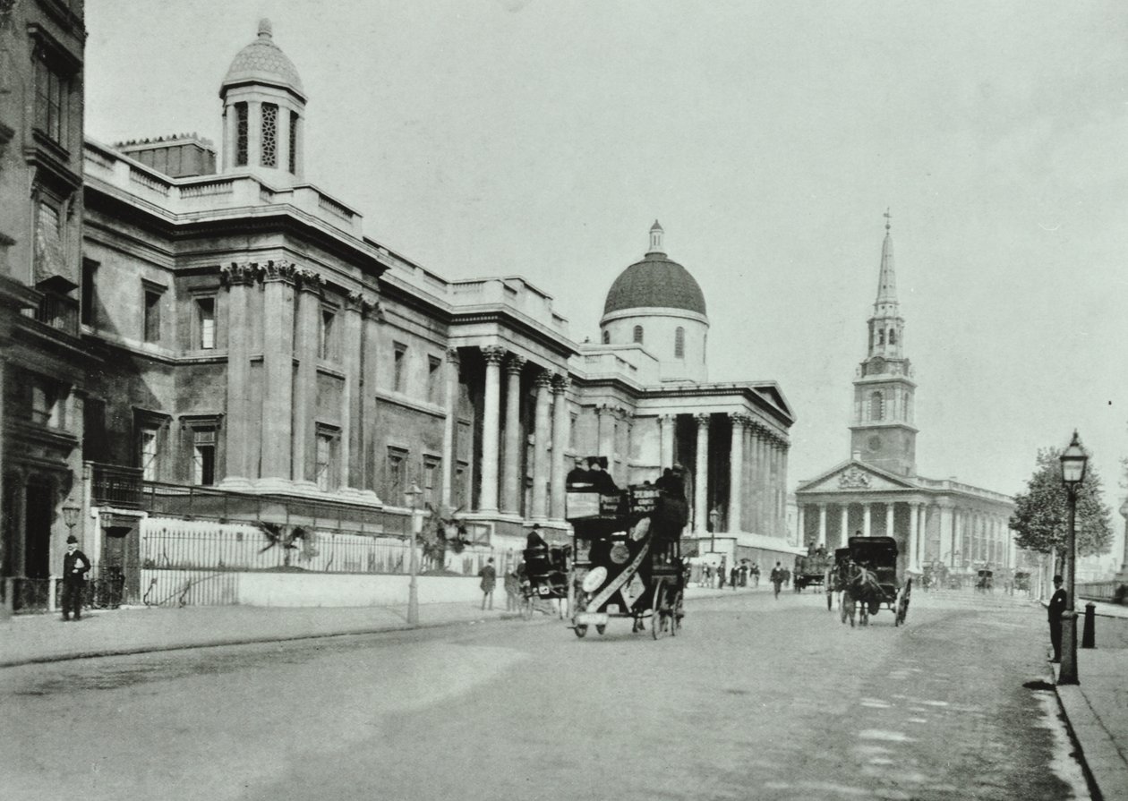 Saint Martin in the Fields en The National Gallery, Trafalgar Square, Westminster: noordzijde oostwaarts, 1896 door English Photographer