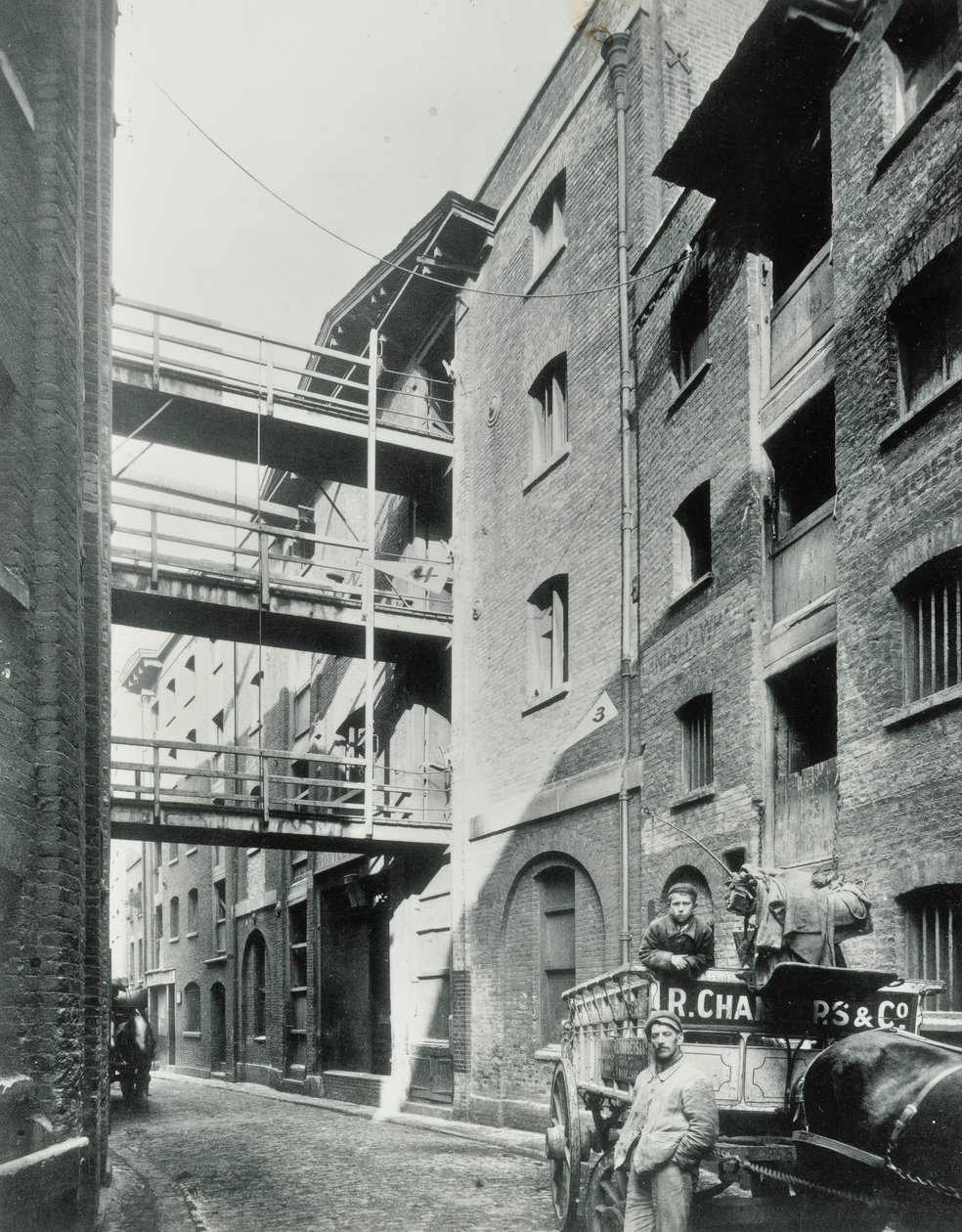 Shad Thames, Londen, 1890 door English Photographer