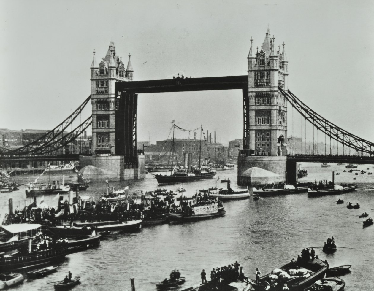 Schepen passeren onder Tower Bridge, 1894 door English Photographer