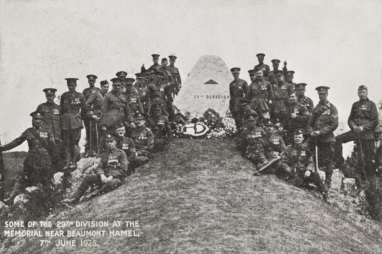 Enkele leden van de 29e Divisie bij het monument nabij Beaumont Hamel, 7 juni 1925 door English Photographer